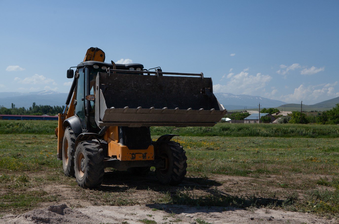 Máquina de terraplanagem em campo aberto