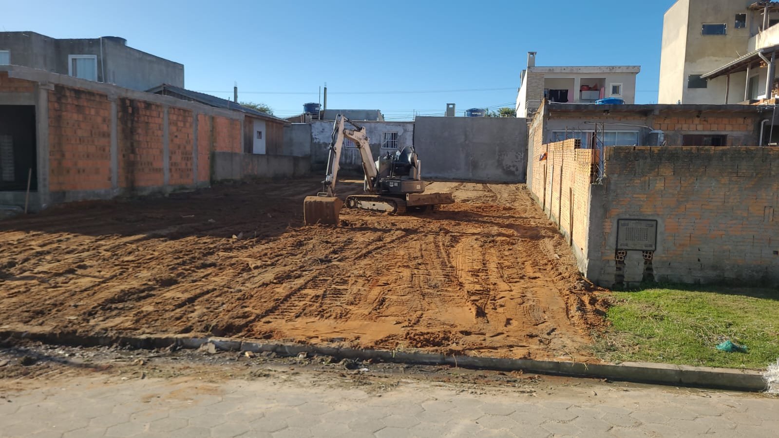 Preparação do terreno com escavadeira