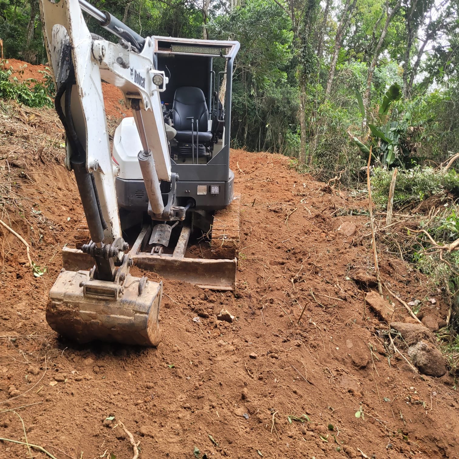 Escavação com equipamento Bobcat